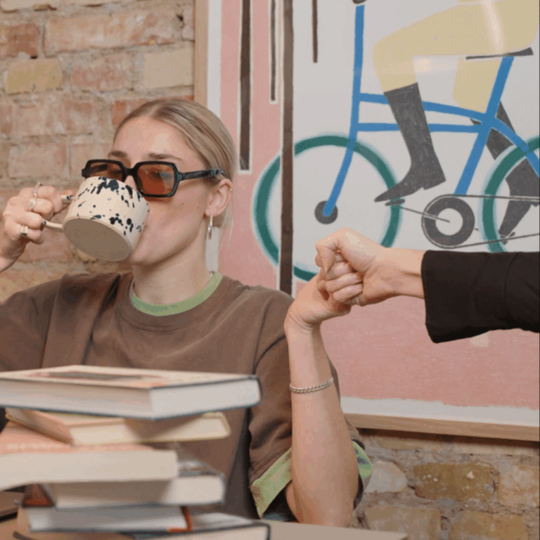 Person drikker kaffe