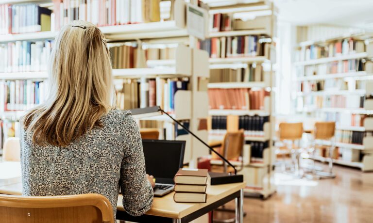 Bibliotekar arbejder ved computer