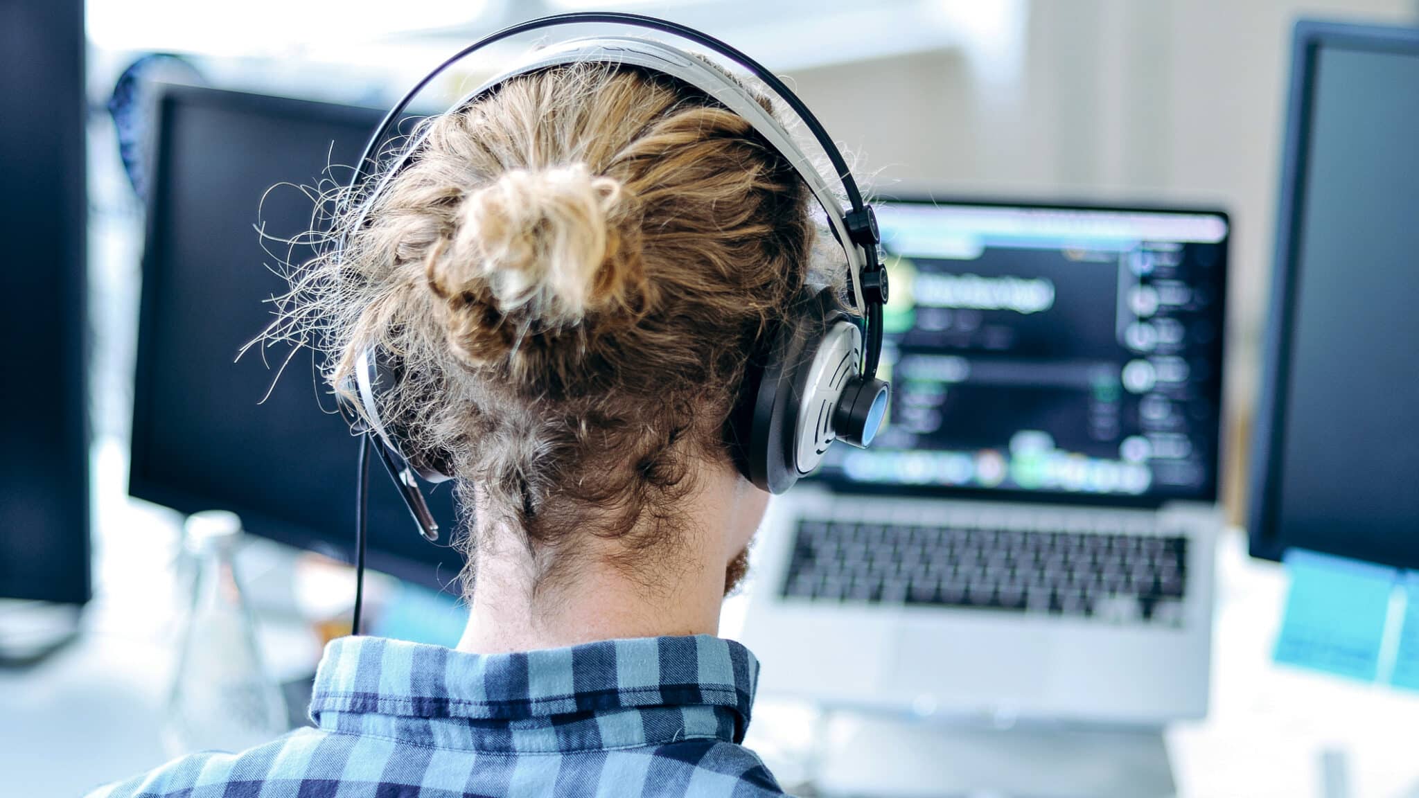 Udvikler foran skærm