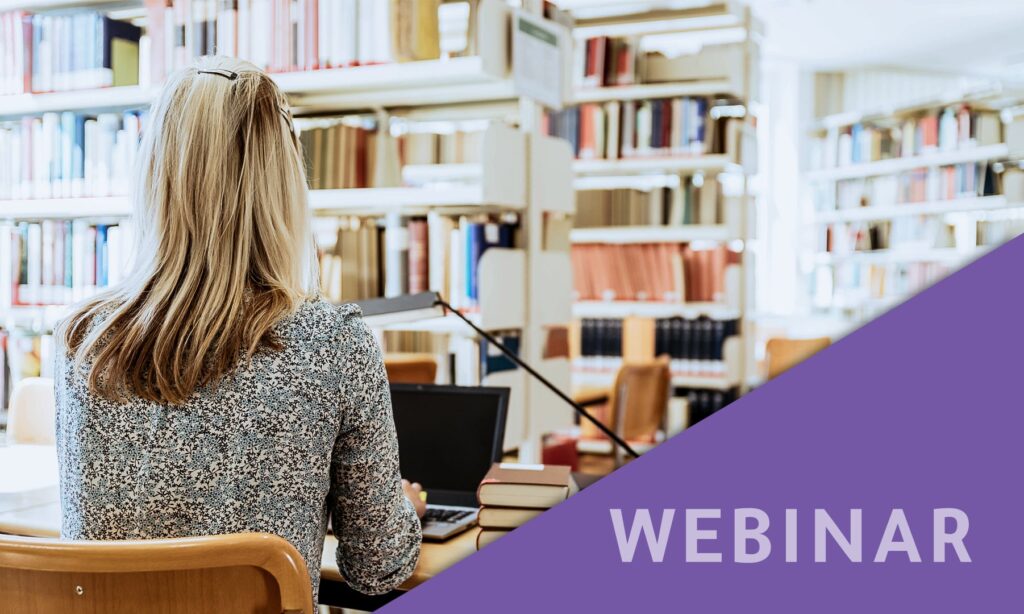 Bibliotekar ved computer