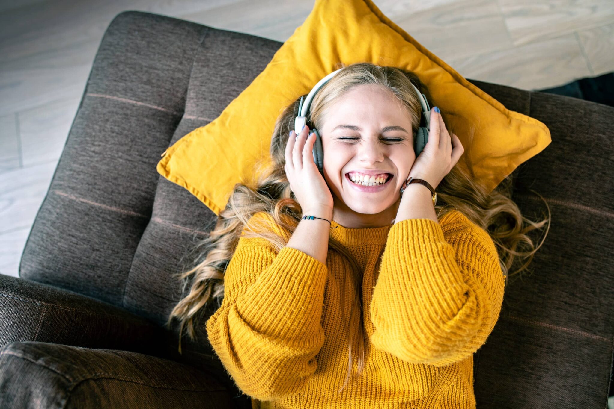 Kvinde lytter til musik